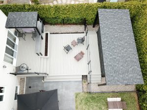 Photo du patio pris avec un drone - construction de patio en cèdre rouge sur mesure Rive Sud Patio et clôture Caravelle