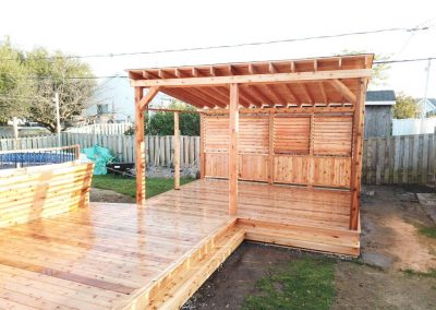 Patio de cours arrière - Fabrication de patio en composite sur mesure à Candiac - Patio et clôture Caravelle.