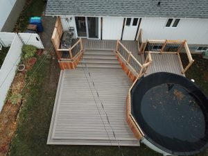 Patio vu de drone - construction de patio en cèdre rouge sur mesure Rive Sud Patio et clôture Caravelle